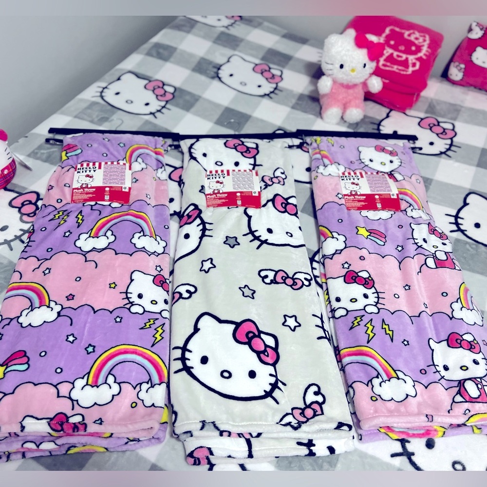 🚨🥳BNWT HELLO KITTY VIRAL BLANKETS SELLING IN BUNDLE AND OR INDIVIDUALLY!! 🥳🚨